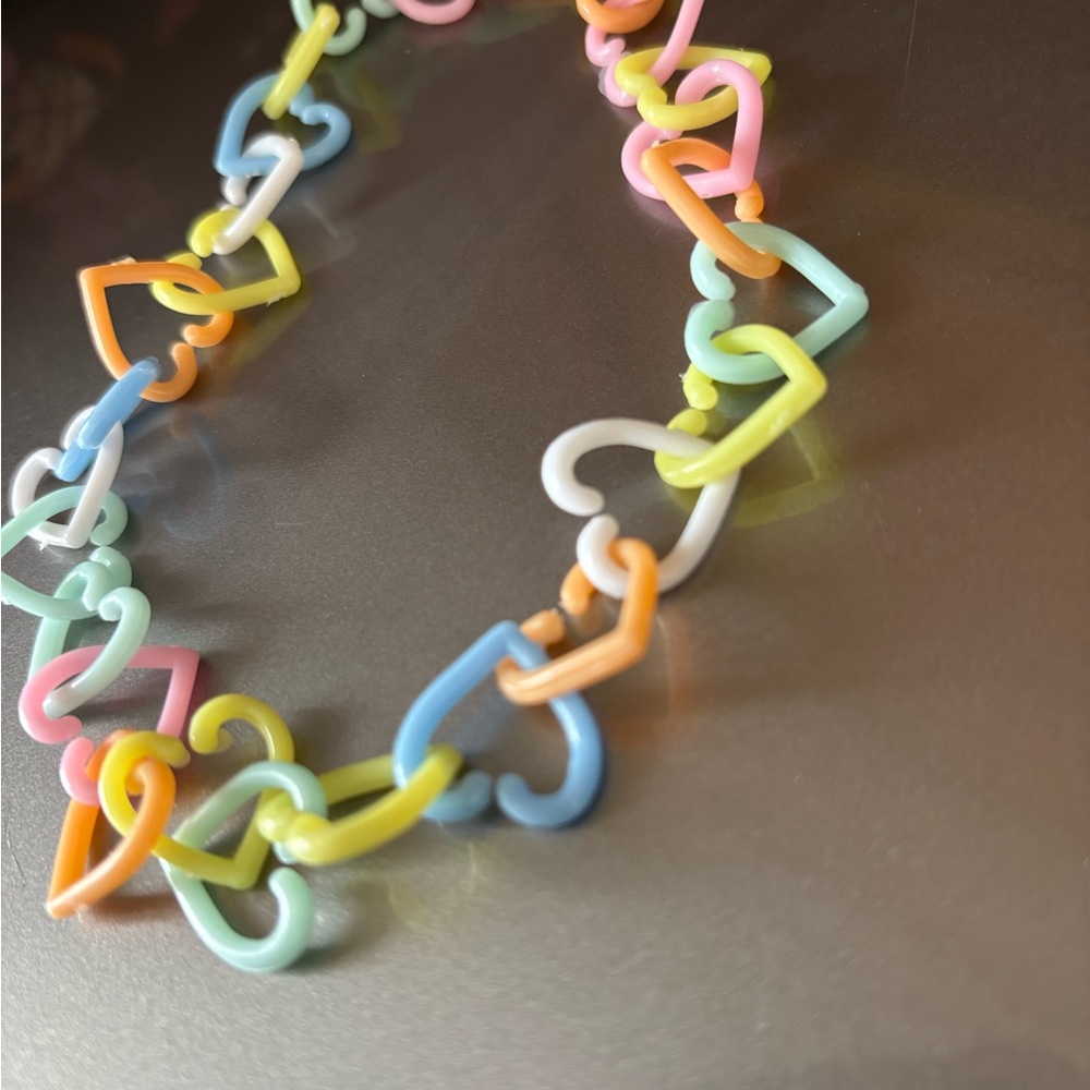MULTI-COLORED PLASTIC HEART CHAIN NECKLACE - Picture 2 of 3